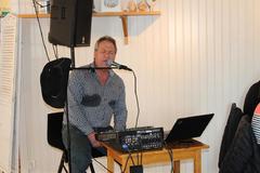 Peter Lindberg sjunger Mustang Sallyvid Café Baltazar.jpg