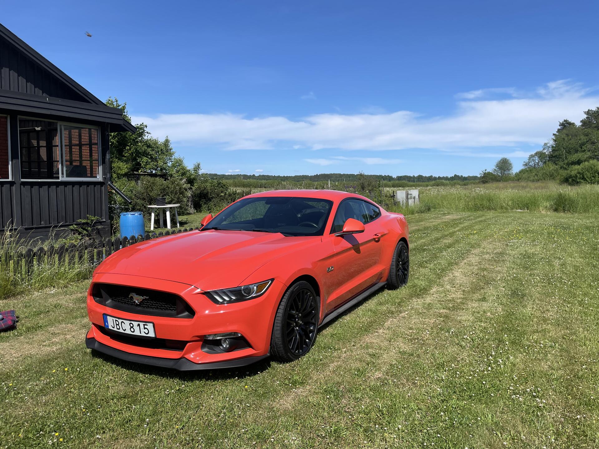 Henrik ny ägare tillsammans med min sambo till en Mustang GT 2015 Competetion Orange